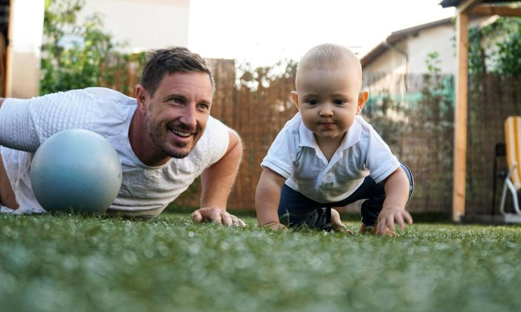 pap jugando con su beb con la pelota