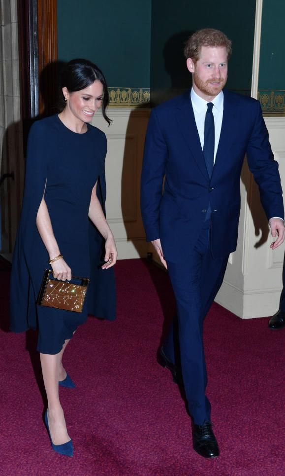 meghan markle con cape dress azul marino junto al pr ncipe harry