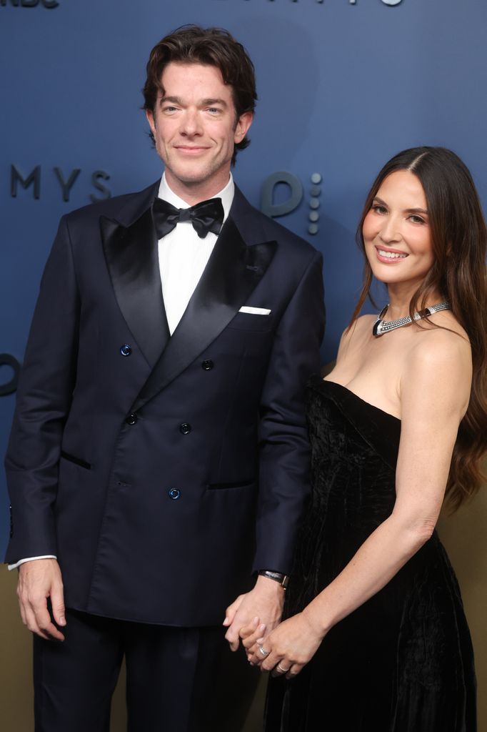 Olivia Munn con su marido, el actor John Mulaney, en los Premios Emmy (14 de septiebre de 2026)