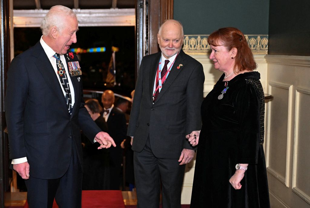 Plano medio del rey Carlos III llegando al concierto del Día del Recuerdo 2024