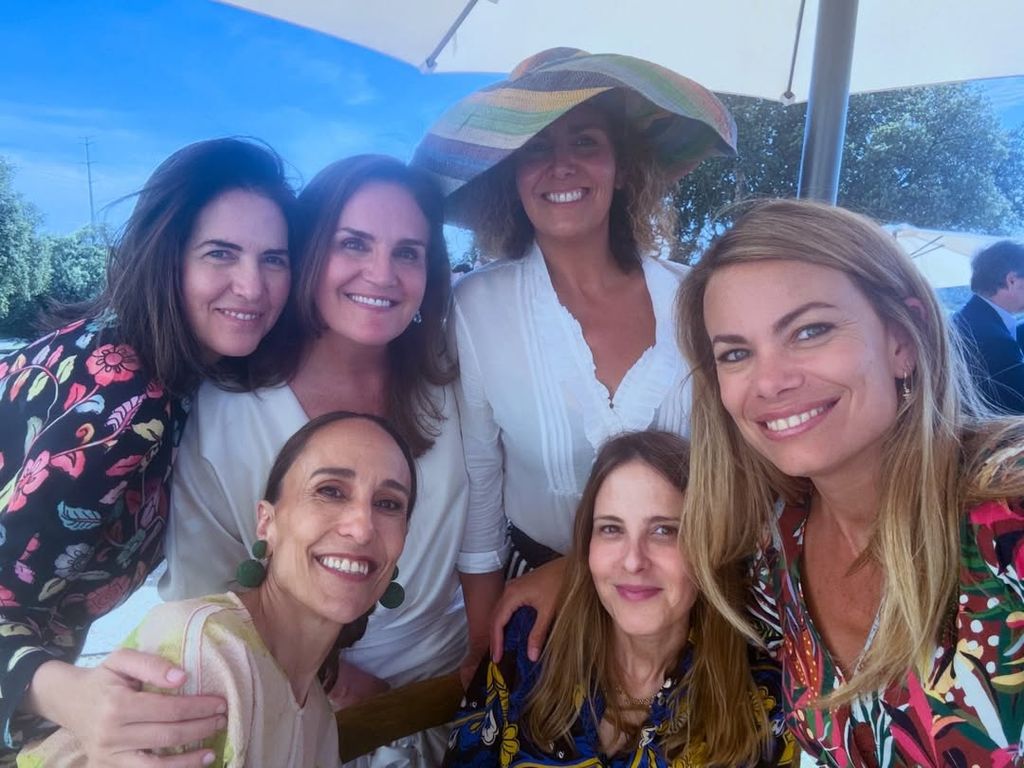Carla Goyanes con la novia y unas amigas