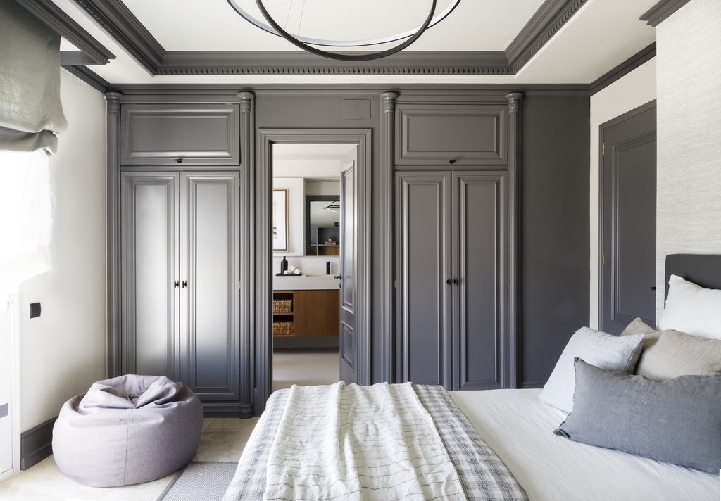 Dormitorio con puertas y armarios pintados. 