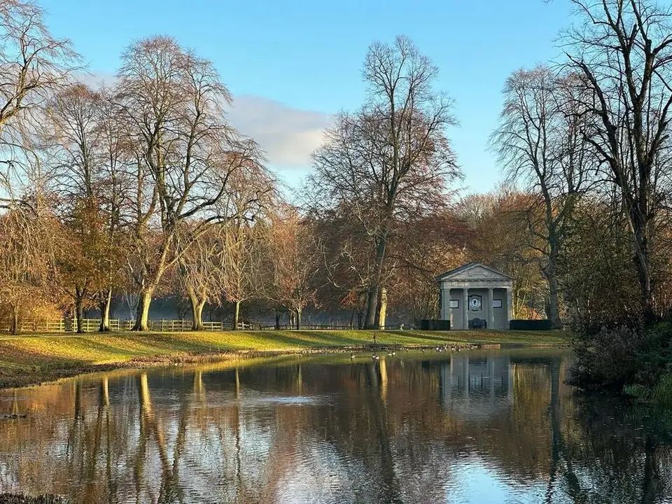 Los visitantes pueden presentar sus respetos junto al lago, pero la isla permanece reservada para la familia