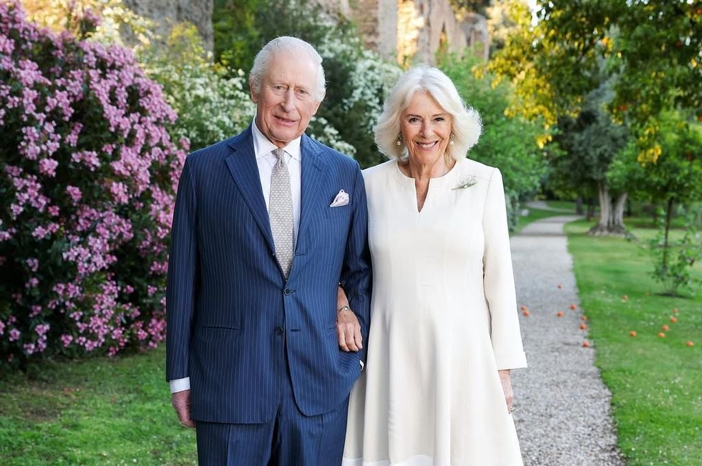 Los reyes Carlos y Camilla posan en Roma por su 20 aniversario de boda