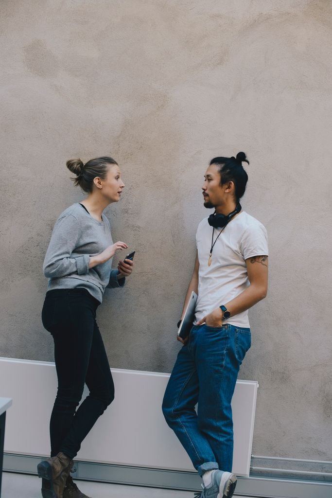 chica hablando chico