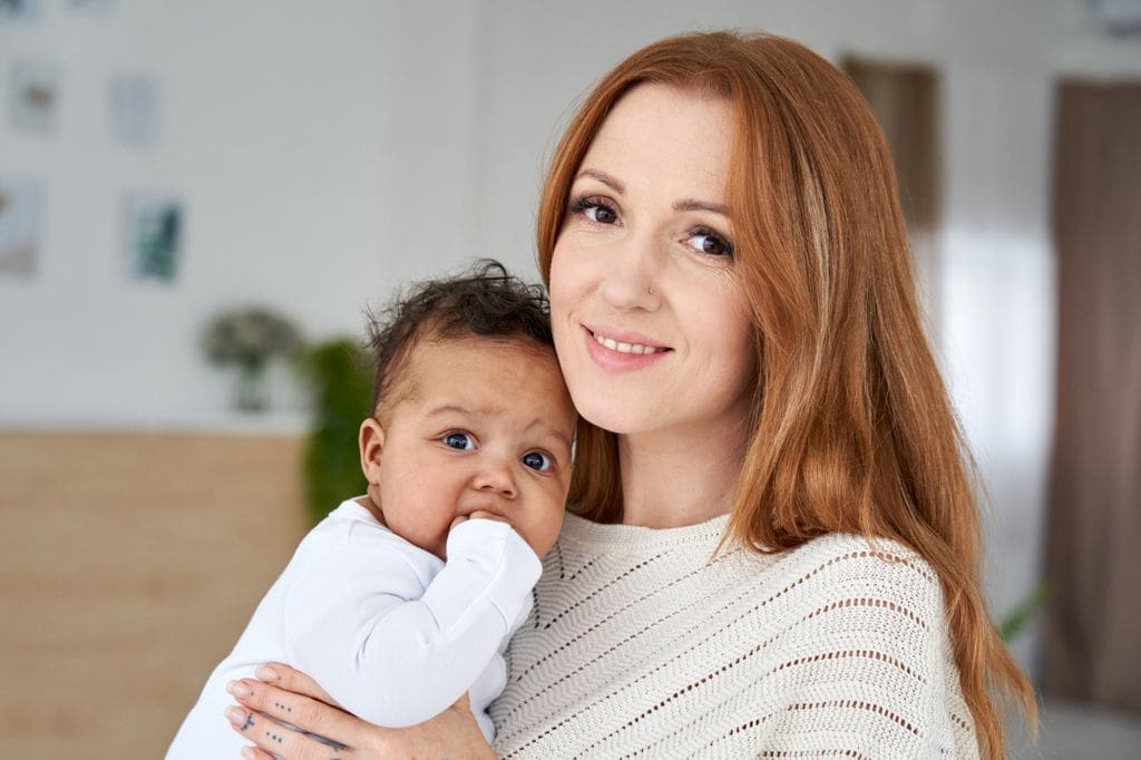 Madre adoptante con su hijo