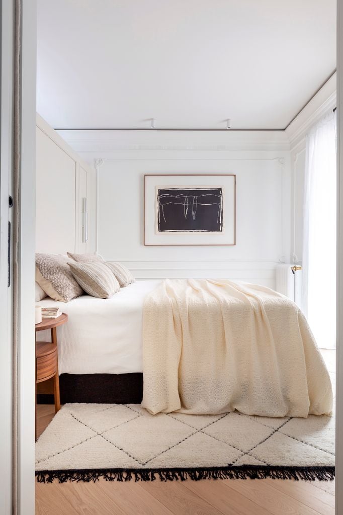 Dormitorio en tonos neutros y toques negros