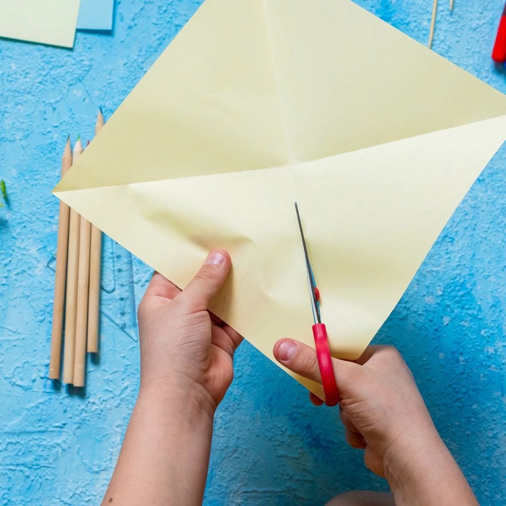 Manualidades: molinillo de viento con papel.