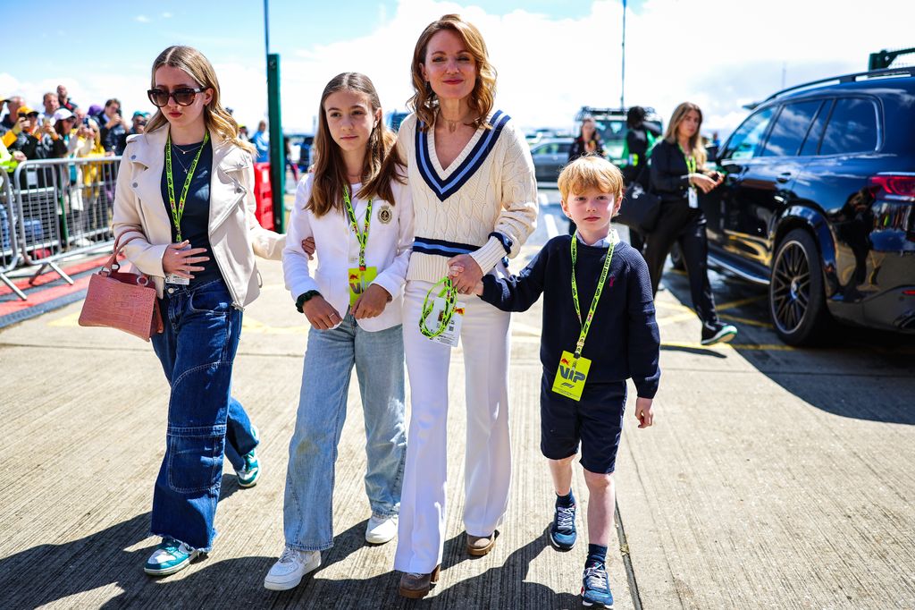 Geri Horner asiste con sus dos hijos Bluebell y Monty y su hijastra Olivia al Gran Premio de Gran Bretaña para apoyar a su marido, Christian Horner, meses después del escándalo