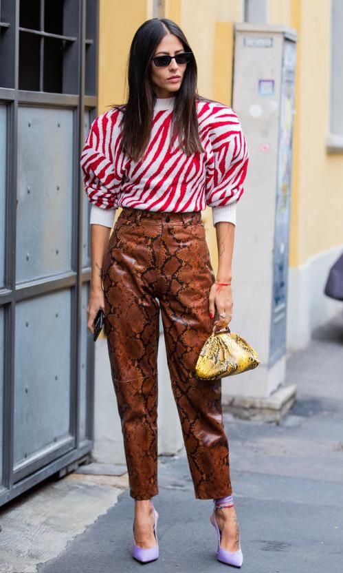 gilda ambrosio con pantalones de animal print de serpiente