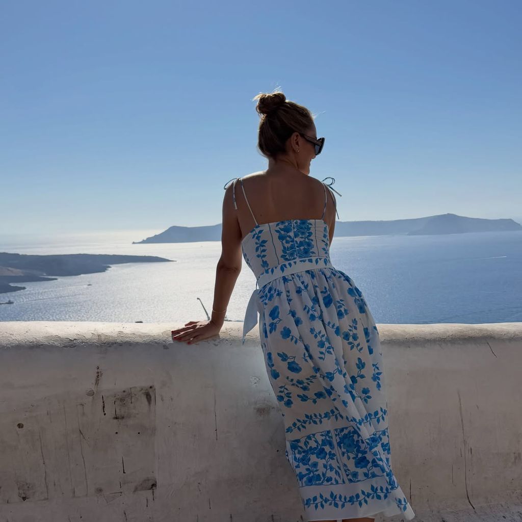 Alba Carrillo disfruta de una vista espectacular en Santorini