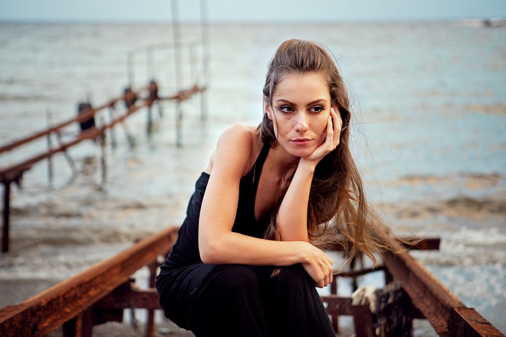 Mujer en un barco deprimida