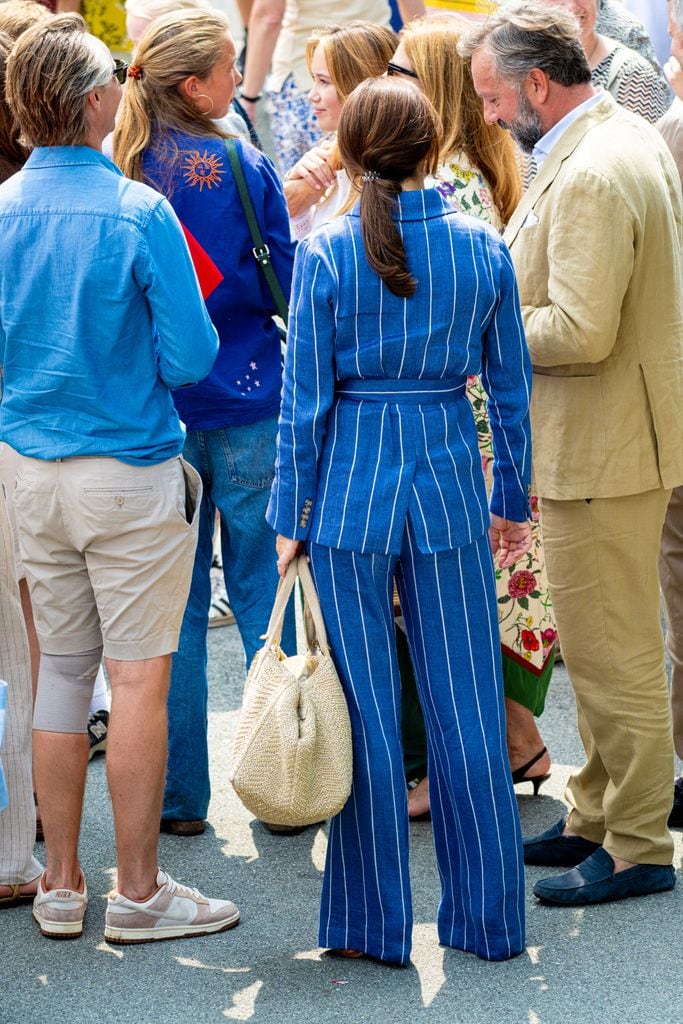 Mary de Dinamarca con traje de rayas de Ralph Lauren