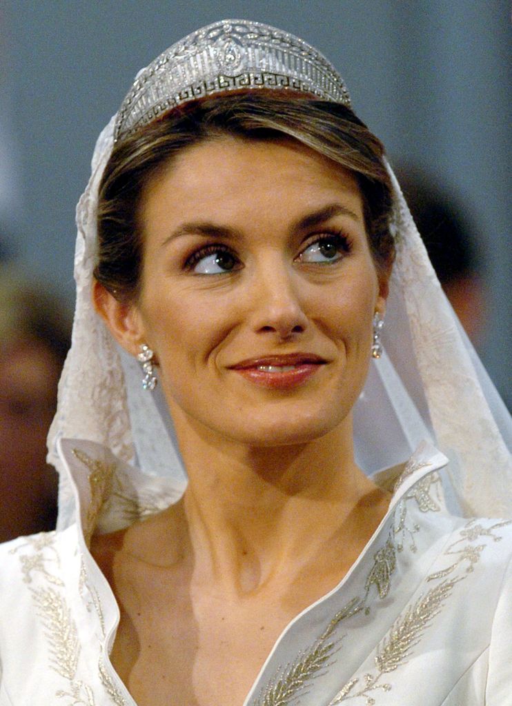 Doña Letizia haciendo uso de la tiara Prusiana el día de su boda 