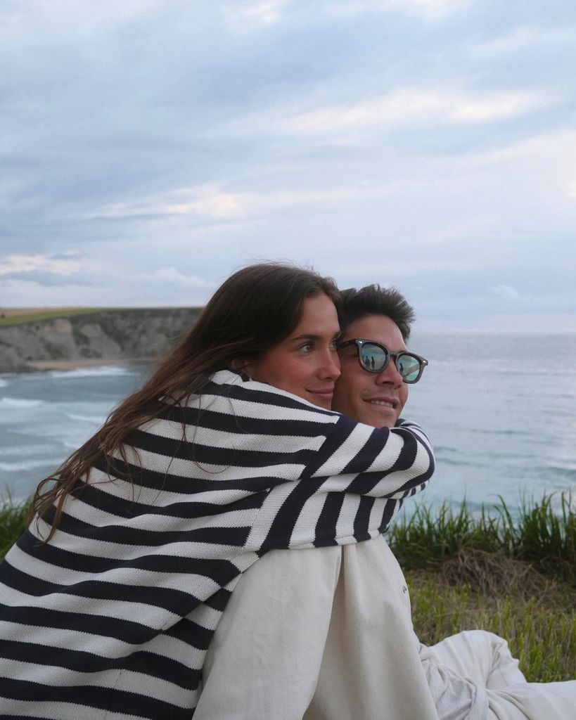 María Pombo y Pablo Castellano en la playa de Langre, Cantabria