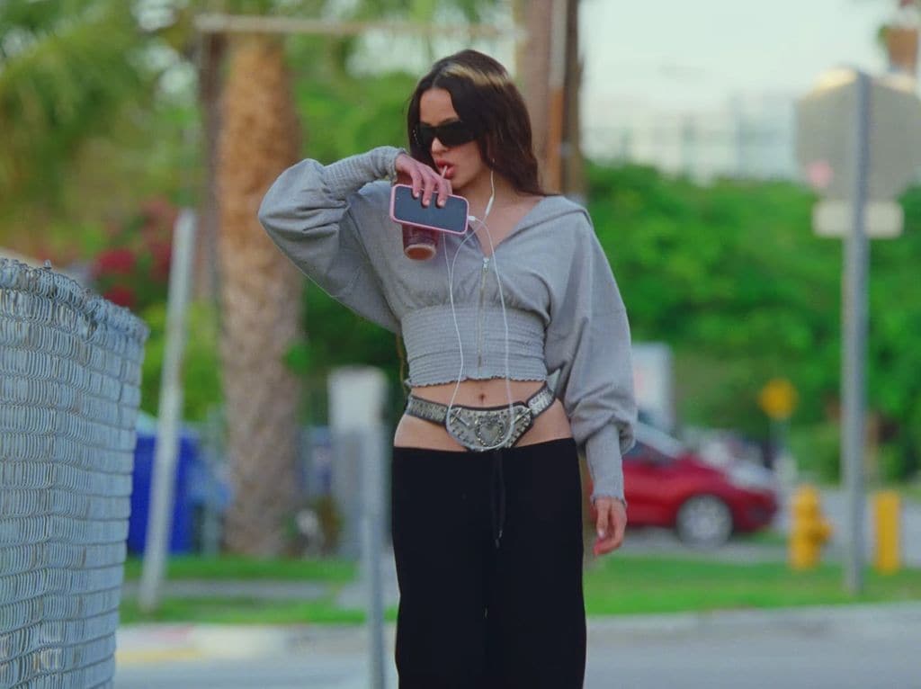 El cinturón de castidad (y de boxeo) que la cantante lleva en el videoclip de 'La Perla'