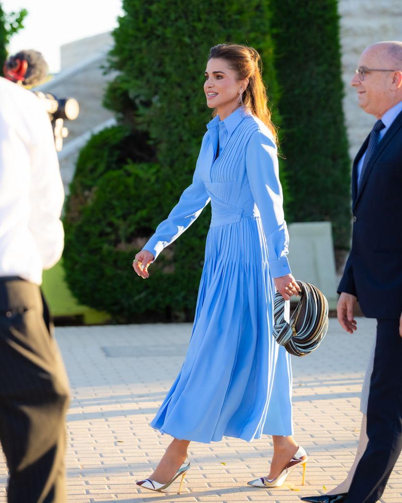 Rania de Jordania con vestido azul en Ammán.