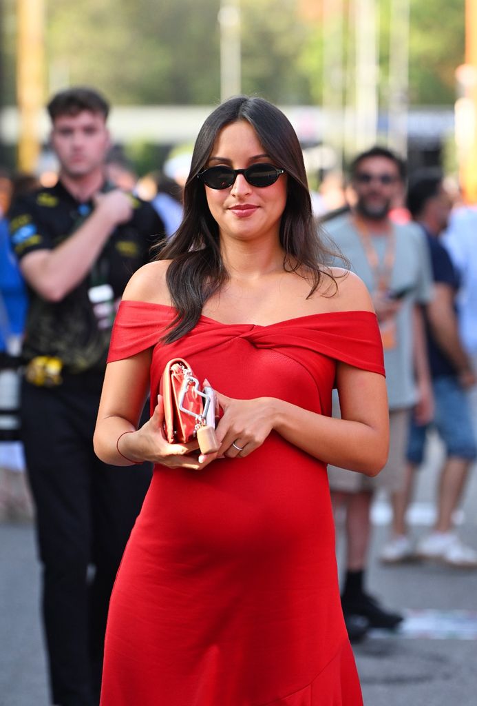 Alexandra Leclerc con un bonito vestido rojo que deja ver su avanzado estado de gestación