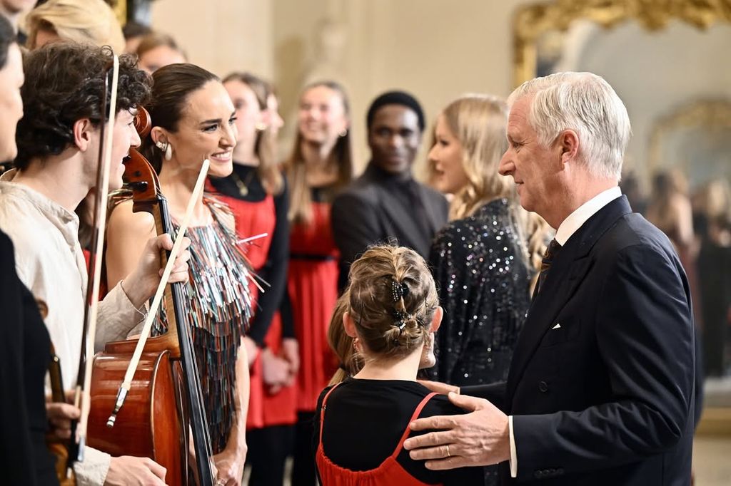 Thyph Barrow y el rey Felipe de Bélgica fotografiados durante el concierto anual de Navidad en el Palacio Real de Bruselas.
