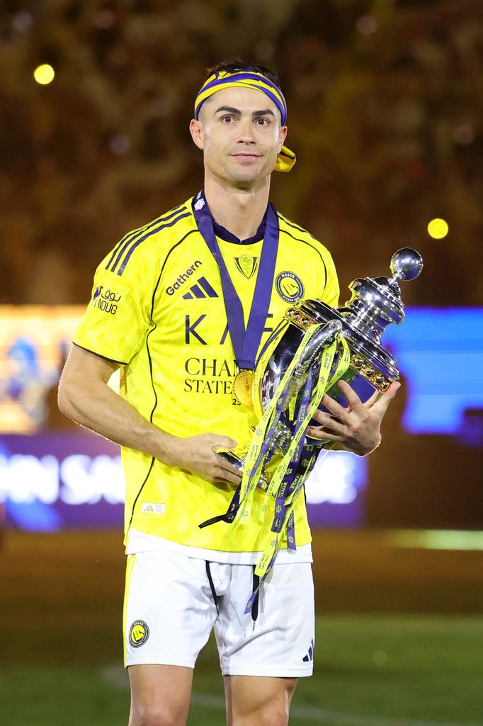 Cristiano Ronaldo con la copa de la Saudi Pro League.