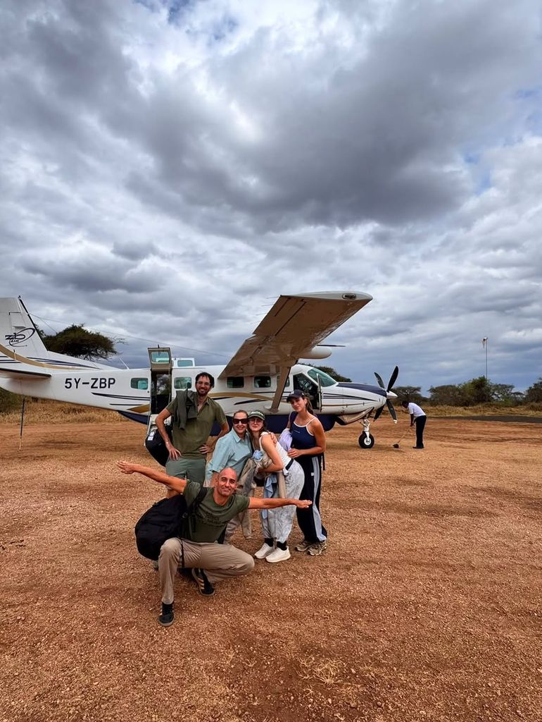 El equipo de la película se desplaza en avioneta en Kenia