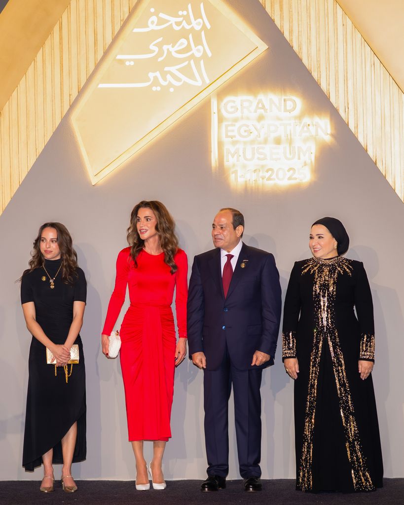 Rania de Jordania en la inauguración del Gran Museo Egipcio, 2025.