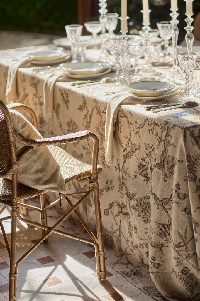 Mesa vestida con mantel largo