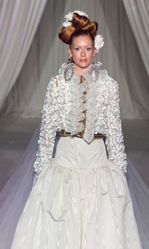 marina ruy barbosa cerrando el desfile de giambattista valli alta costura con un look nupcial