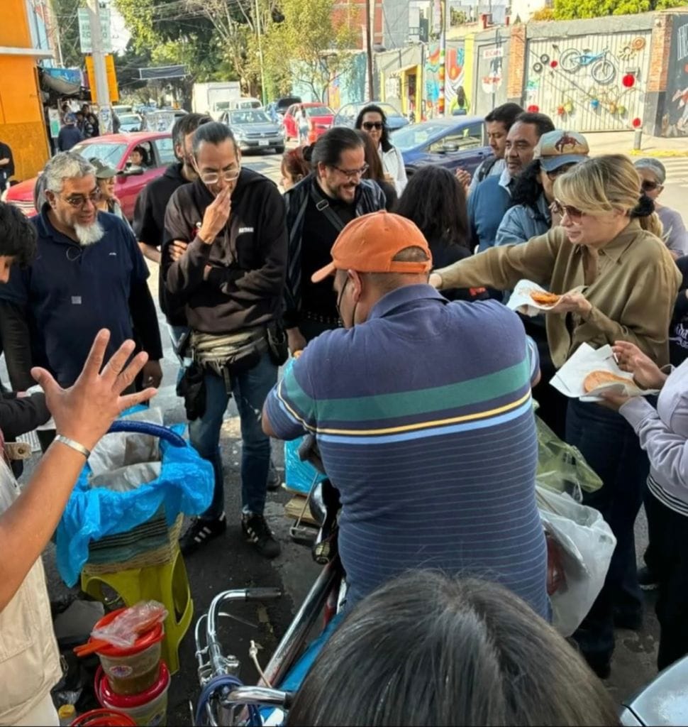 Angélica Rivera reapareció comiendo tacos de canasta con su nueva producción.