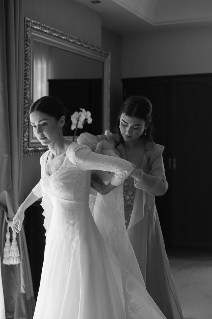 Novia con chaleco en el vestido