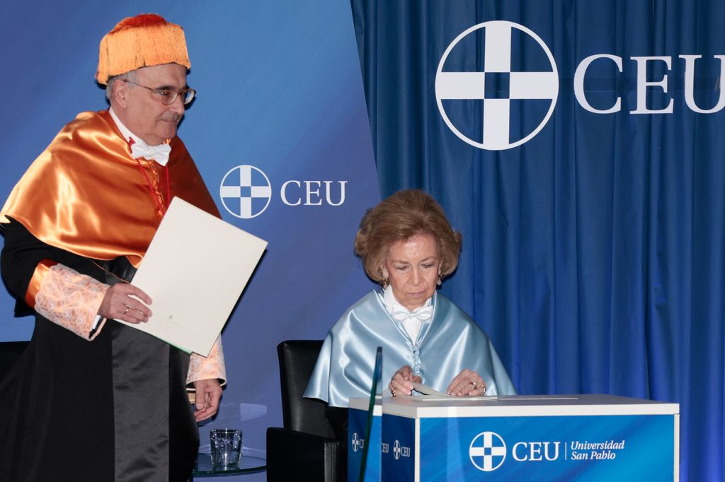 Plano medio de la Reina Sofía siendo nombrada Doctora Honoris Causa