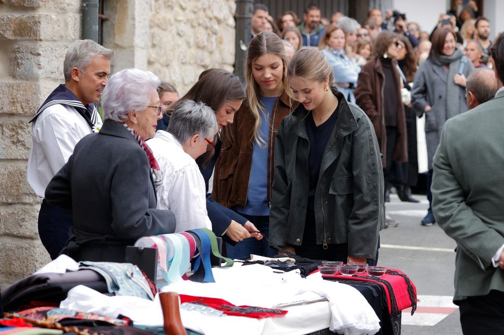 La reina Letizia se interesa por los rajes de aldeana y porruanu