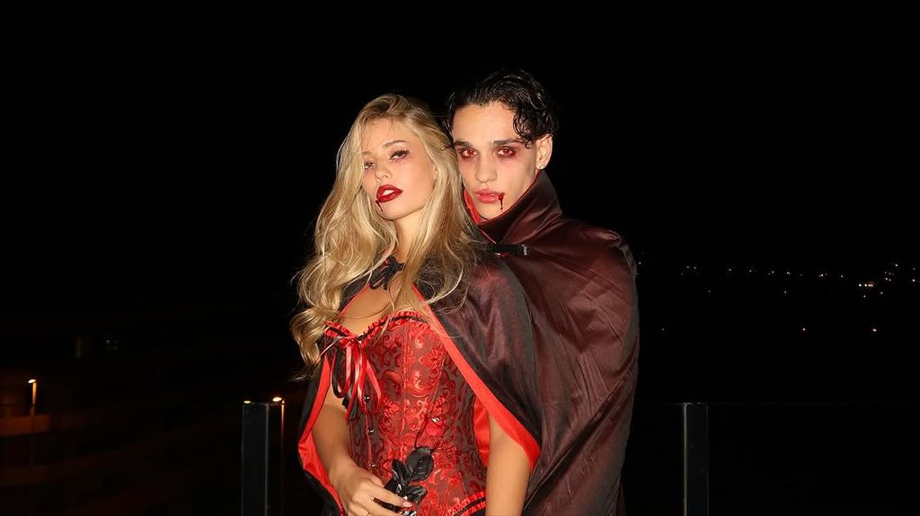 La influencer, con Héctor Fort en su fiesta de Halloween