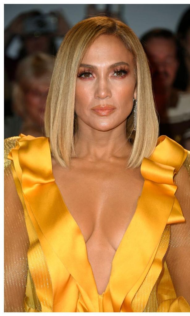 jennifer lopez con vestido amarillo y clutch de judith leiber