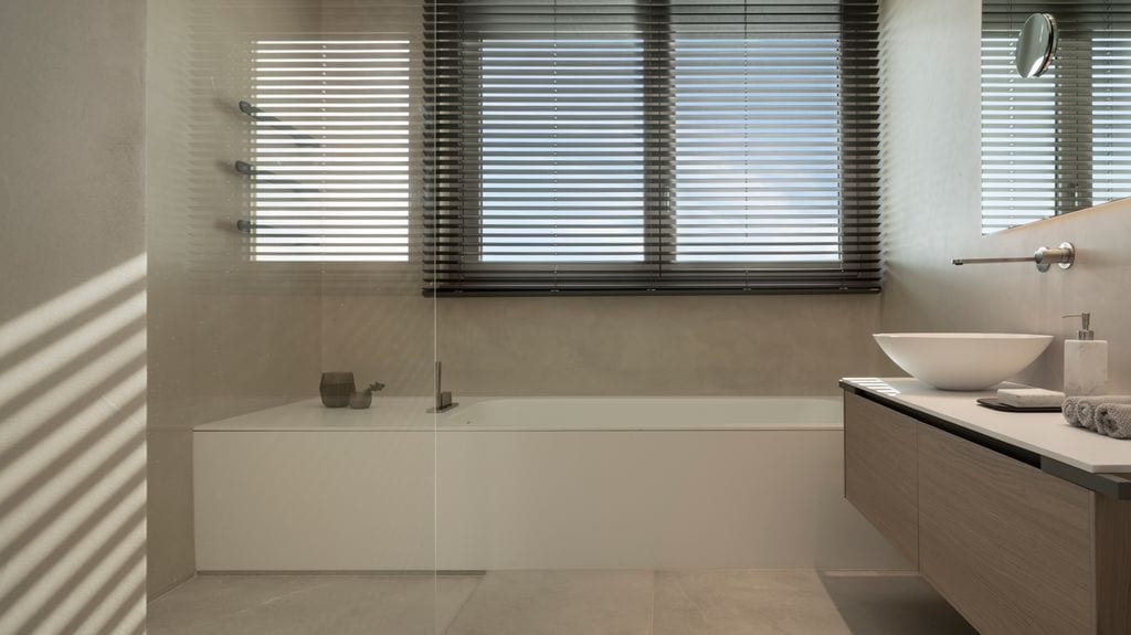 Baño moderno y esencial