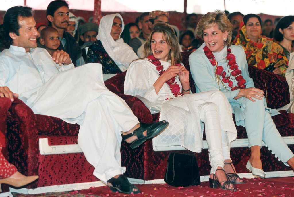 Imran Khan, Jemima Khan y la princesa Diana de Gales en 1996 en Pakistán en una visita al Shaukat Khanum Hospital