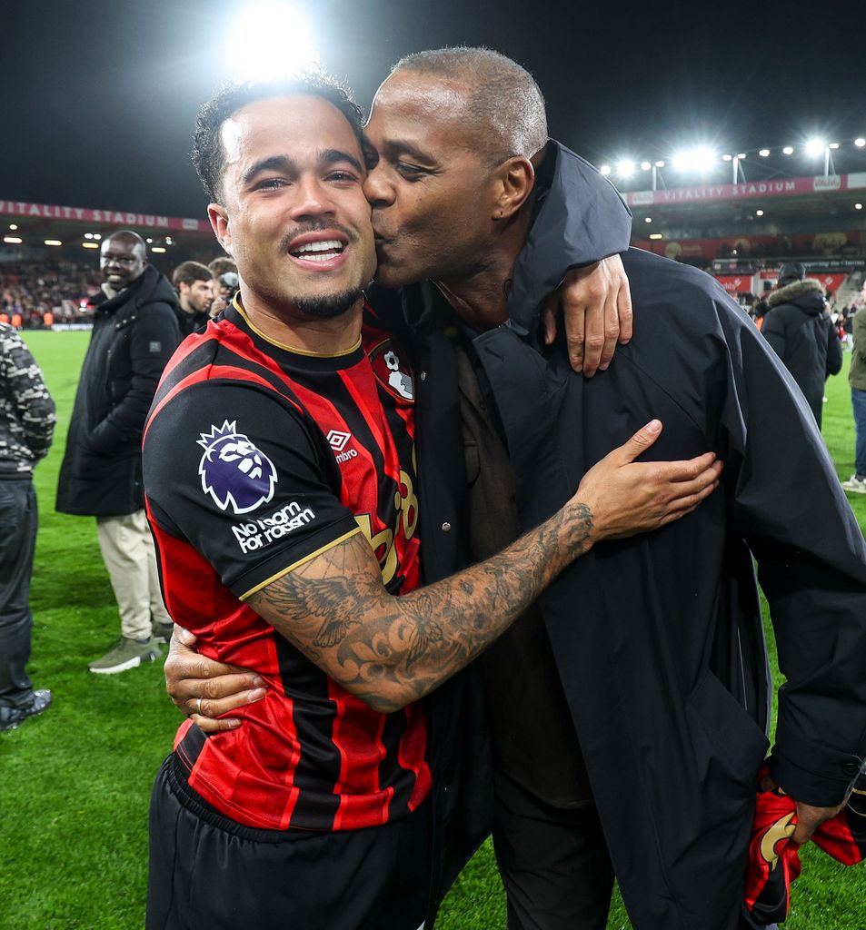 Justin Kluivert con su padre Patrick durante un partido de la Premier League entre Bournemouth y Manchester City.