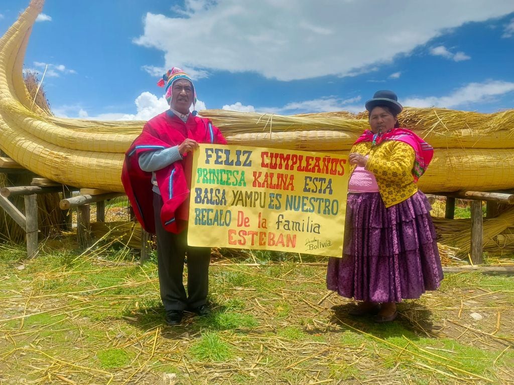 La balsa Yampú marca el inicio de una aventura inolvidable. No es solo una nave de Totora, es un sueño hecho realidad. Para esta familia de Robinsones no hay horizonte inalcanzable 