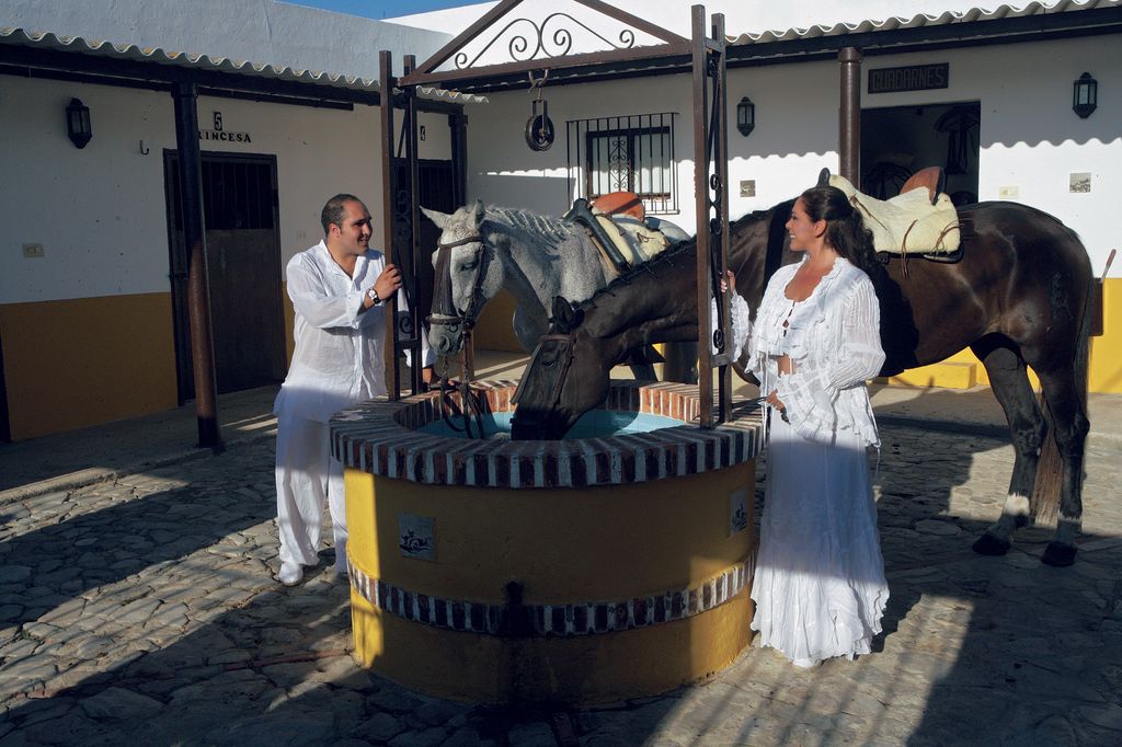 Isabel Pantoja y su hijo Francisco Kiko Rivera en la finca Camtora