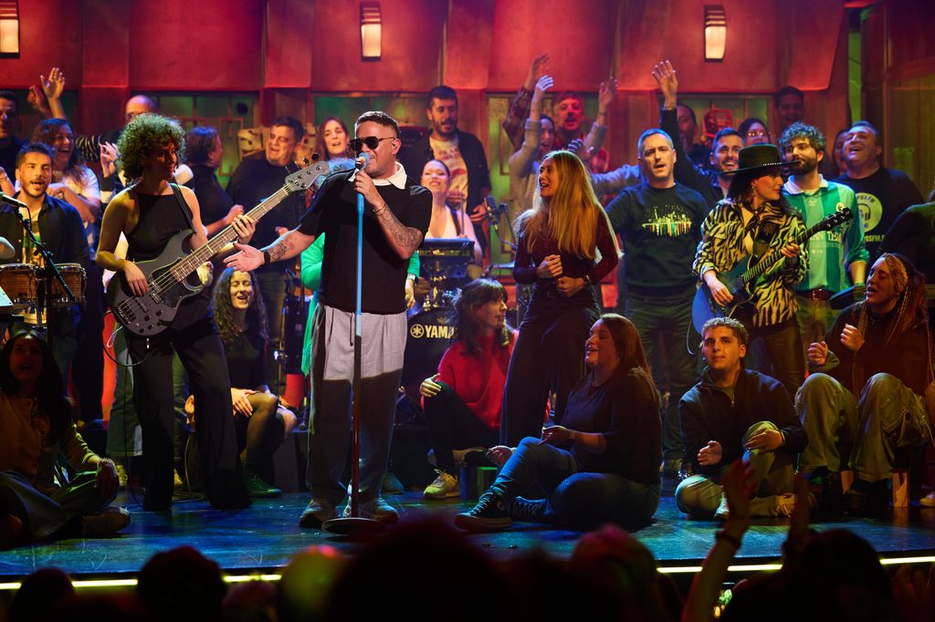 Alejandro Sanz canta una de las nuevas canciones de su disco en 'La Revuelta'