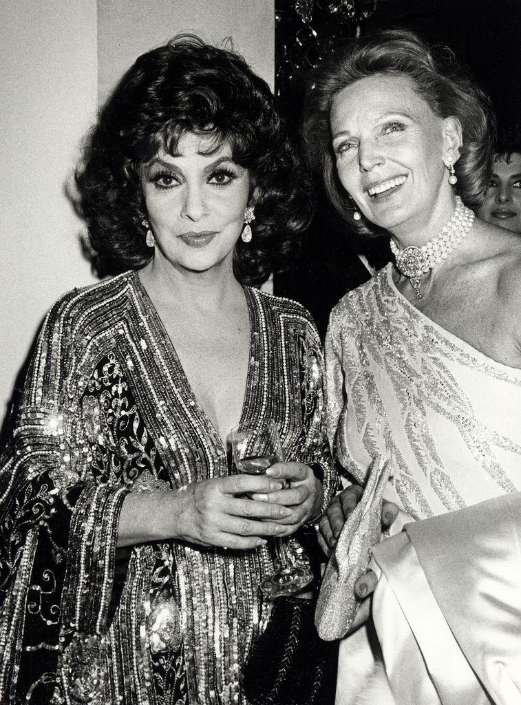 Las actrices Gina Lollobrigida y Marianne Bernadotte durante una entrega de premios en Nueva York