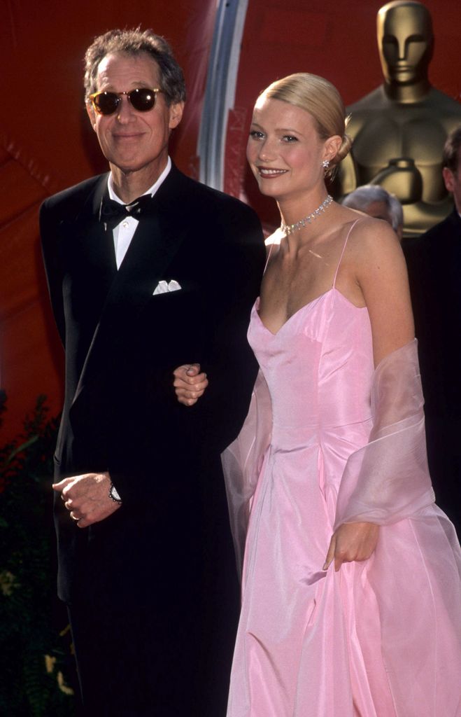 Bruce Paltrow y Gwyneth Paltrow en los Premios de la Academia en 1999.