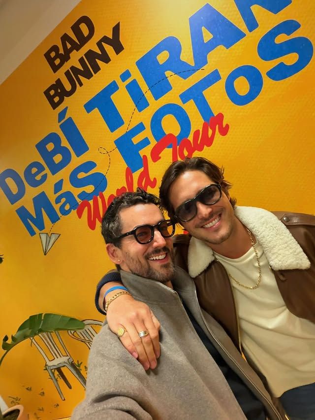 Diego Boneta y Luis Gerardo Mendez en el concierto de Bad Bunny