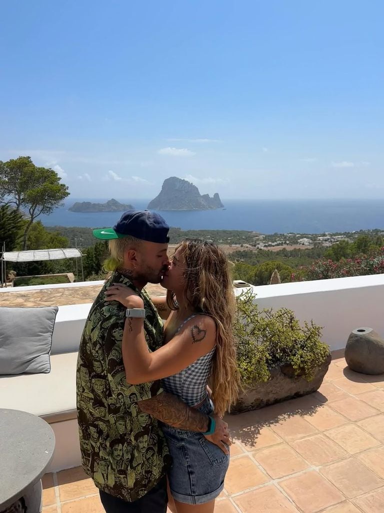 Karol  G y Feid durante sus vacaciones en Ibiza con el islote de Es Vedrà al fondo