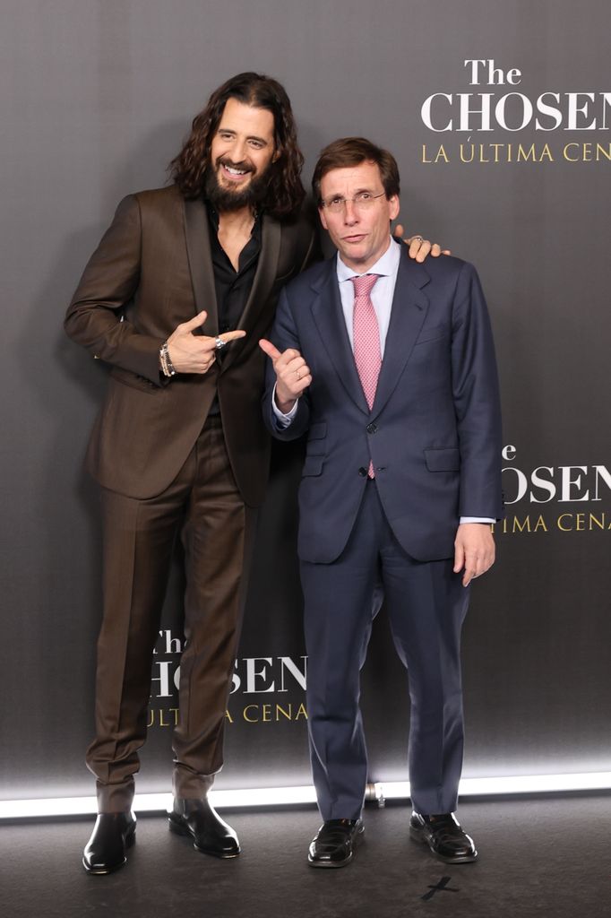 Jonathan Roumie y Almeida en el estreno de 'The Chosen' 