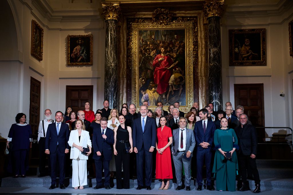 Los Reyes posan para una foto familiar con los ganadores durante la entrega de las Medallas de Oro al Mérito en Bellas Artes 2024 en la Catedral de Toledo el 27 de mayo de 2026 en Toledo, España
