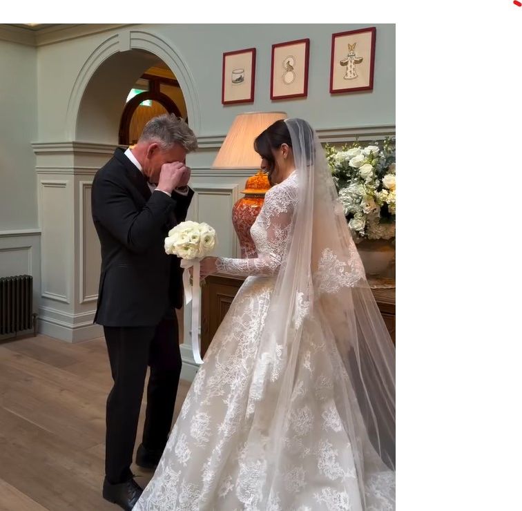 Gordon limpiándose las lágrimas