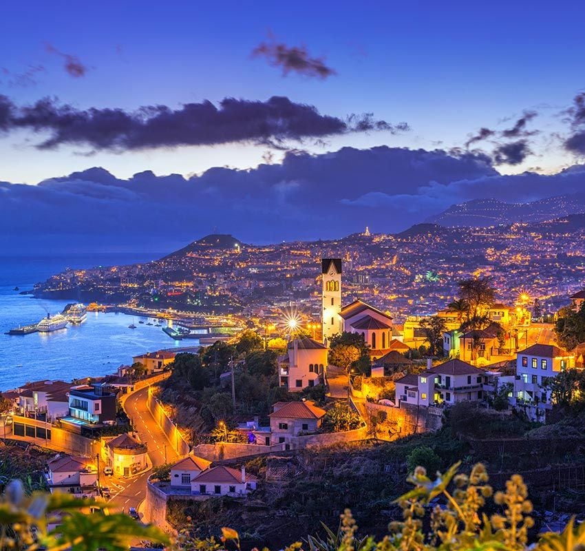 Panorámica nocturna de Funchal, Madeira