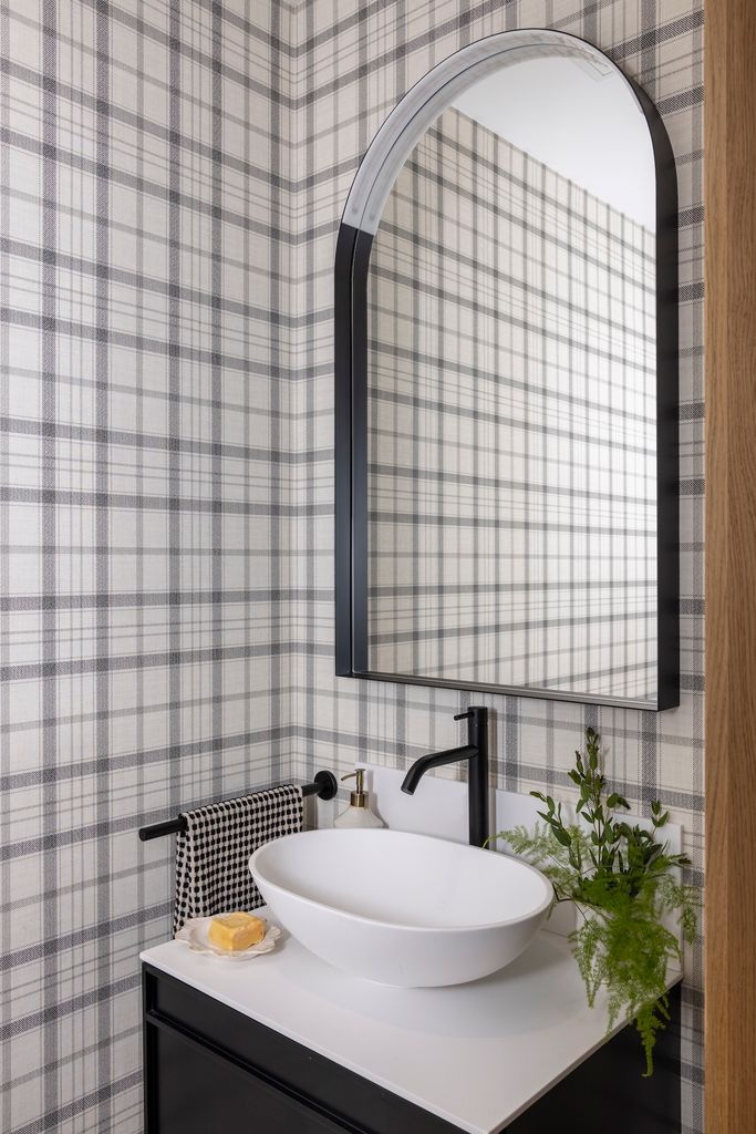 Baño pequeño con papel pintado. 