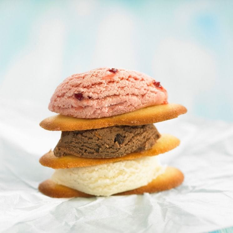 Trío de helados con bizcochitos